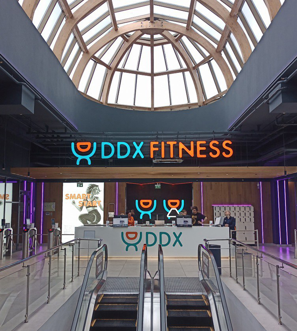 Фитнес-клуб DDX Fitness.